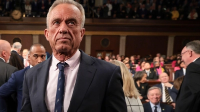 Gesundheitsgefahr wegen einer hohen Bakterienkonzentration: Das hält den US-Gesundheitsminister offensichtlich nicht vom Plantschen ab.  (Foto: Win McNamee/POOL Getty Images/dpa)