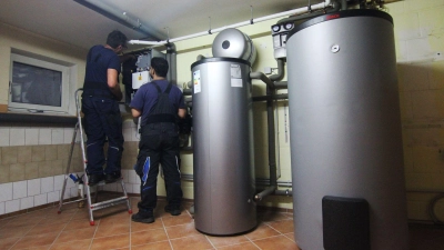 Der Sommer ist die optimale Zeit, um die Heizung warten zu lassen - oder auf eine Wärmepumpe zu wechseln. (Foto: Doreen Garud/dpa/dpa-tmn)