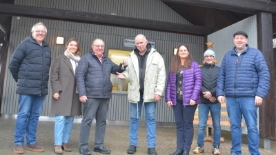 Die offizielle Schlüsselübergabe für den Kiosk am Gipfelparkplatz des Hesselbergs fand im Dezember mit (v.li.) Wittelshofens Bürgermeister Werner Leibrich, Anuschka Hörr vom Regionalmanagement, Bürgermeister Karl Fickel, dessen Gemeinde Gerolfingen als Bauherr fungiert, Pächter Helmut Schuster, Sandra Reichert vom Touristikverband Hesselberg, Röckingens Bürgermeister Martin Schachner und Planer Christian Ertl statt. (Foto: Peter Tippl)