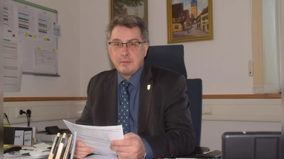 Er hat Sorgen wegen des Uffenheimer Haushalts: Bürgermeister Wolfgang Lampe. (Foto: Gerhard Krämer)