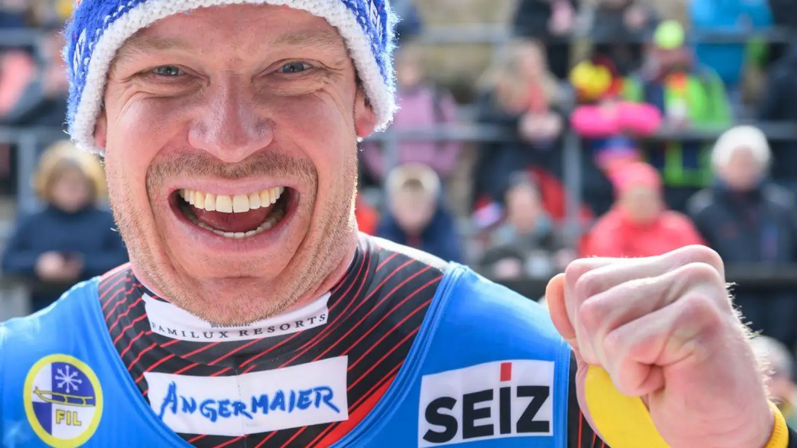 Felix Loch jubelt mit der Kristallkugel für den Gesamtweltcupsieg. (Foto: Robert Michael/dpa)