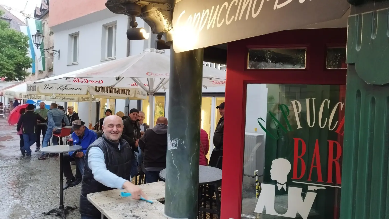 Am regelmäßigen Beseitigen des Regens führt weder bei den Vereinen und ihren Bierbänken noch bei der Innenstadtgastronomie ein Weg vorbei. (Foto: Robert Maurer)