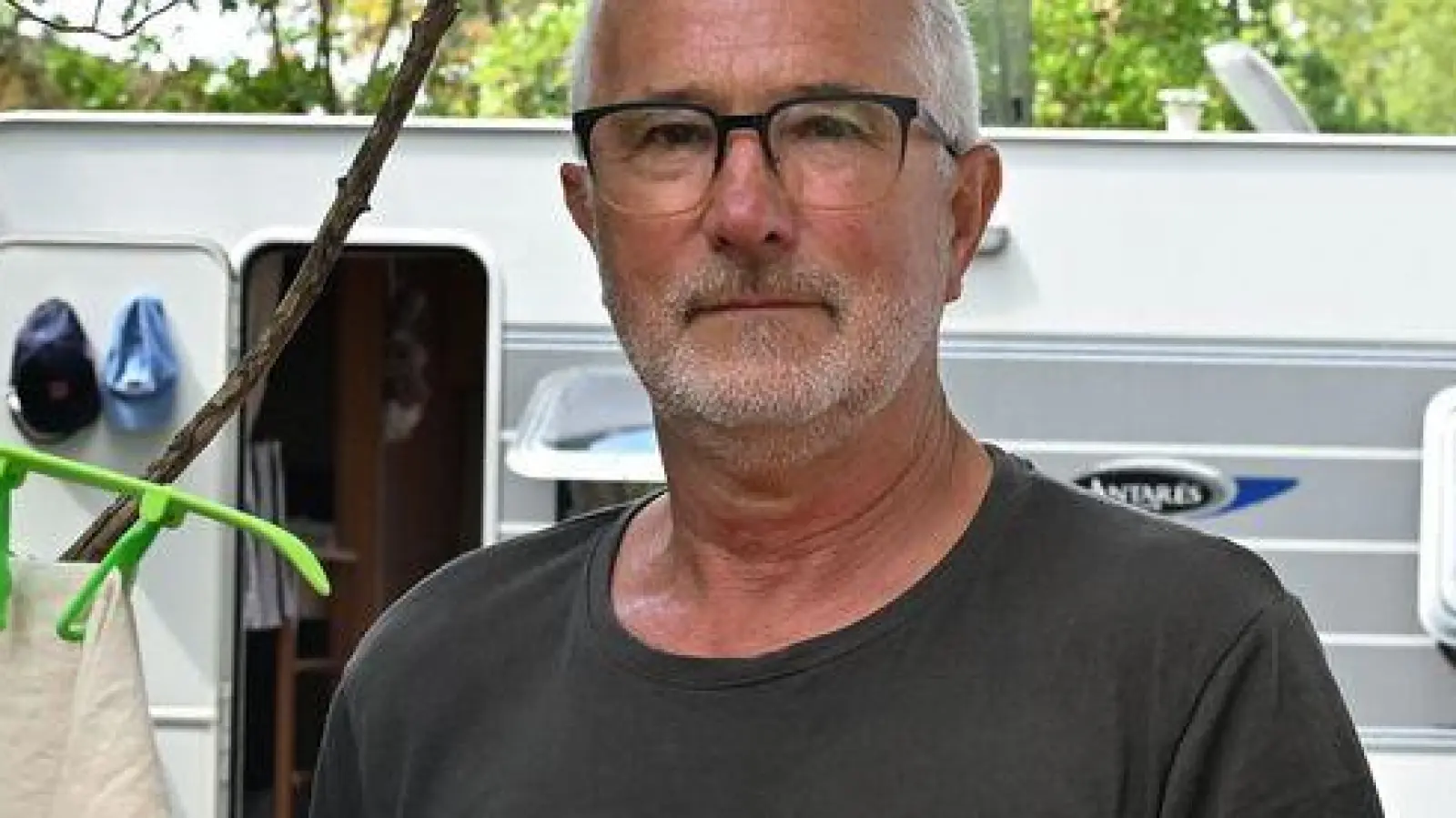 So wie viele Urlauber musste Hartmut Borowski wegen der Waldbrände seinen Ferienort verlassen. (Foto: Katharina Kausche/dpa)
