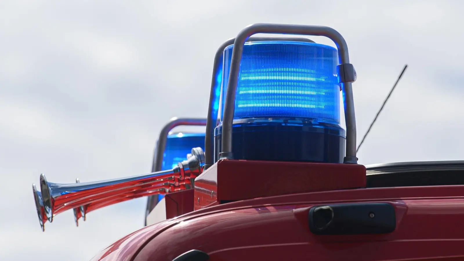 Blaulichter leuchten auf dem Dach eines Einsatzfahrzeugs der Feuerwehr. (Foto: Robert Michael/dpa-Zentralbild/ZB/Symbolbild)