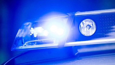 Mitten im Transport entkommt ein Abschiebehäftling – Polizei setzt Hubschrauber und Suchhunde ein. (Symbolbild) (Foto: Lino Mirgeler/dpa)
