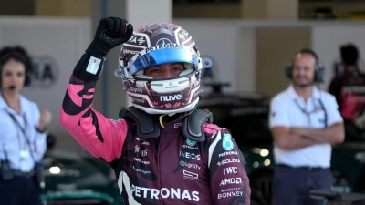  Kimi Antonelli aus Italien vom Team Mercedes-AMG Petronas Formula One Team jubelt über die Poleposition im Grand Prix von Miami. (Foto: Hasan Bratic/dpa)