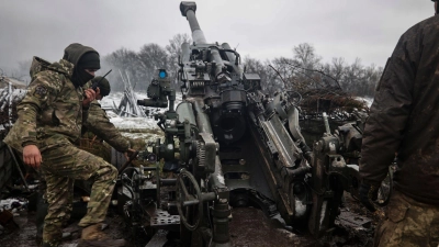 Ukrainische Soldaten beim Beschuss russischer Stellungen - nun mussten sie sich aus der Stadt Siwersk im Norden der Region Donbass zurückziehen. (Archivbild) (Foto: Roman Chop/AP/dpa)