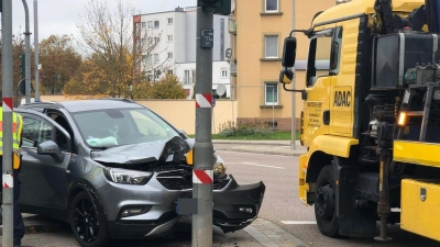 Den Schaden an der Ampel und am Fahrzeug schätzt die Polizei auf mindestens 10.500 Euro. (Foto: Florian Pöhlmann)