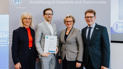 Kamen in Nürnberg zusammen (von links): Ulrike Scharf, Bayerische Staatsministerin für Familie, Arbeit und Soziales, Markus Meinold, Vorsitzender der BHG-Ortsgruppe Rothenburg, Angela Inselkammer, Präsidentin des Bayerischen Hotel- und Gaststättenverbandes, und Oliver Baumbach, stellvertretender Hauptgeschäftsführer der IHK Nürnberg für Mittelfranken. (Foto: Hendrik Steffens)