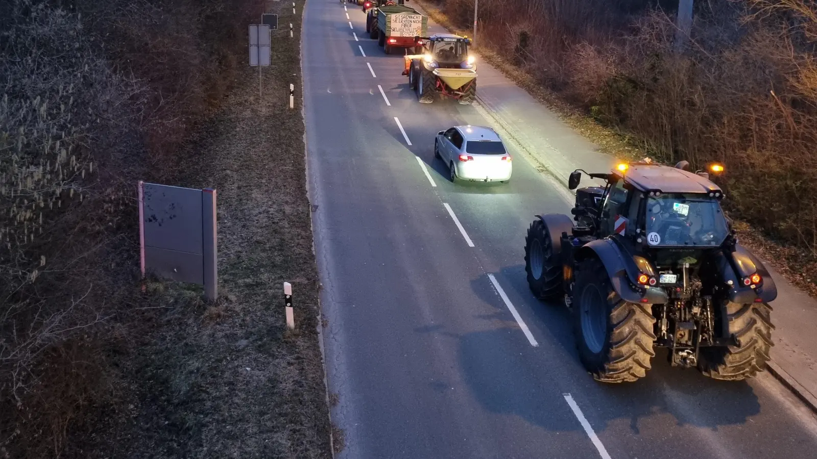 Landwirte legten unter anderem die kombinierte Bundesstraße 8 und 470 lahm. (Foto: Patrick Lauer)