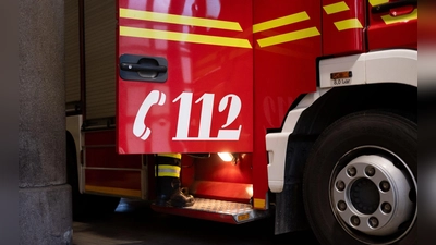 Feuerwehr, Rettungsdienst, THW und Polizei waren mit zahlreichen Kräften vor Ort. (Symbolbild) (Foto: Niklas Treppner/dpa)