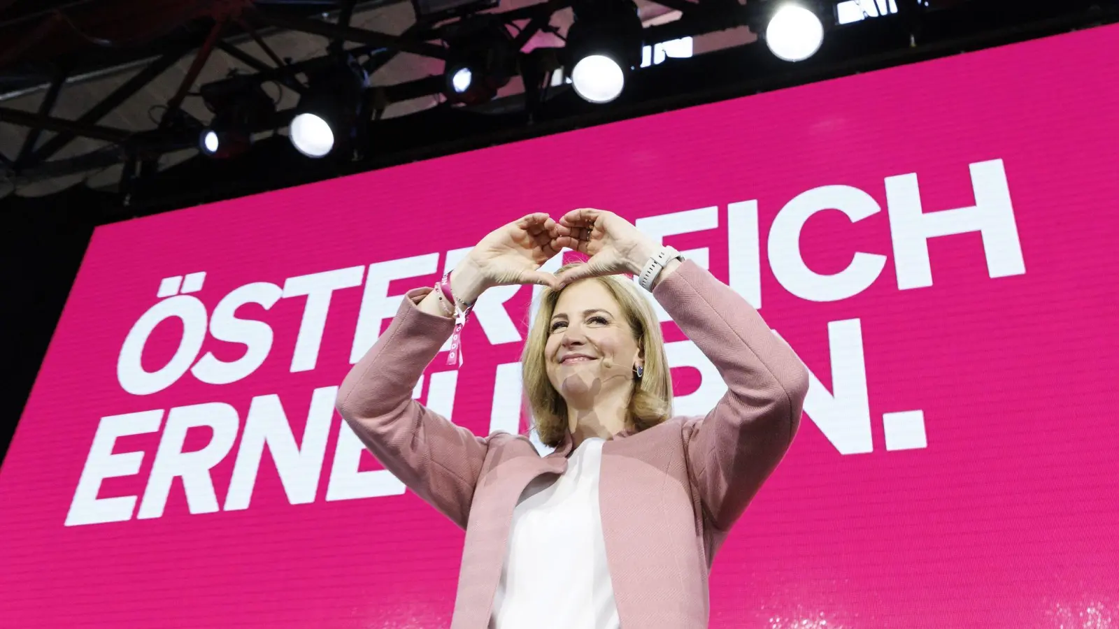 Die liberalen Neos segnen als letzter Partner die Dreier-Koalition von ÖVP, SPÖ und Neos in Österreich ab  (Foto: Tobias Steinmaurer/APA/dpa)