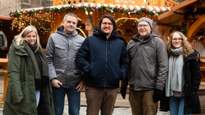 Ein Teil des Teams der Redaktion Westmittelfranken/Kreis Ansbach auf dem Weihnachtsmarkt (von links): Daniela Ramsauer, Robert Maurer, Philipp Zimmermann, Thomas Schaller und Luca Paul. (Foto: Evi Lemberger)