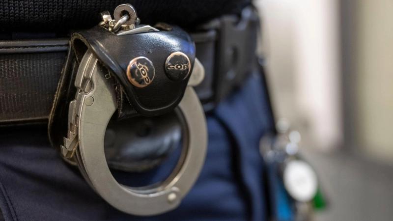 Die Polizei hat in Schwaben einen 15-Jährigen wegen des Verdachts der Vorbereitung eines Terroranschlags festgenommen. (Symbolbild) (Foto: Peter Kneffel/dpa)