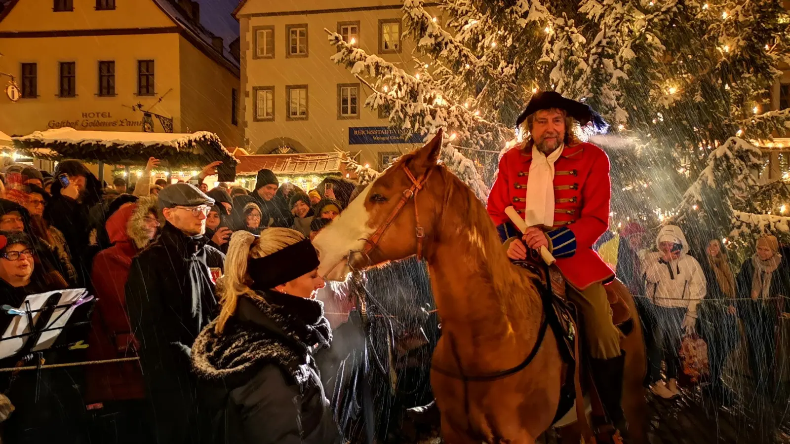 Zum Rothenburger Reiterlesmarkt gehört der Mann auf dem Pferd: Hans Georg Baumgärtner hielt vor dem unmittelbar zuvor erleuchteten Christbaum an. (Foto: Jürgen Binder)