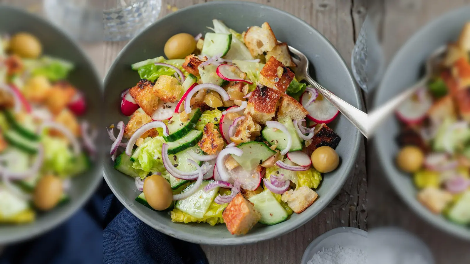 Der bunte Brotsalat ist eines von 60 Rezepten, die Jacqueline Alfers in ihrem „Gemüseretter“-Buch vorstellt. (Foto: Jacqueline Alfers/dpa-tmn)