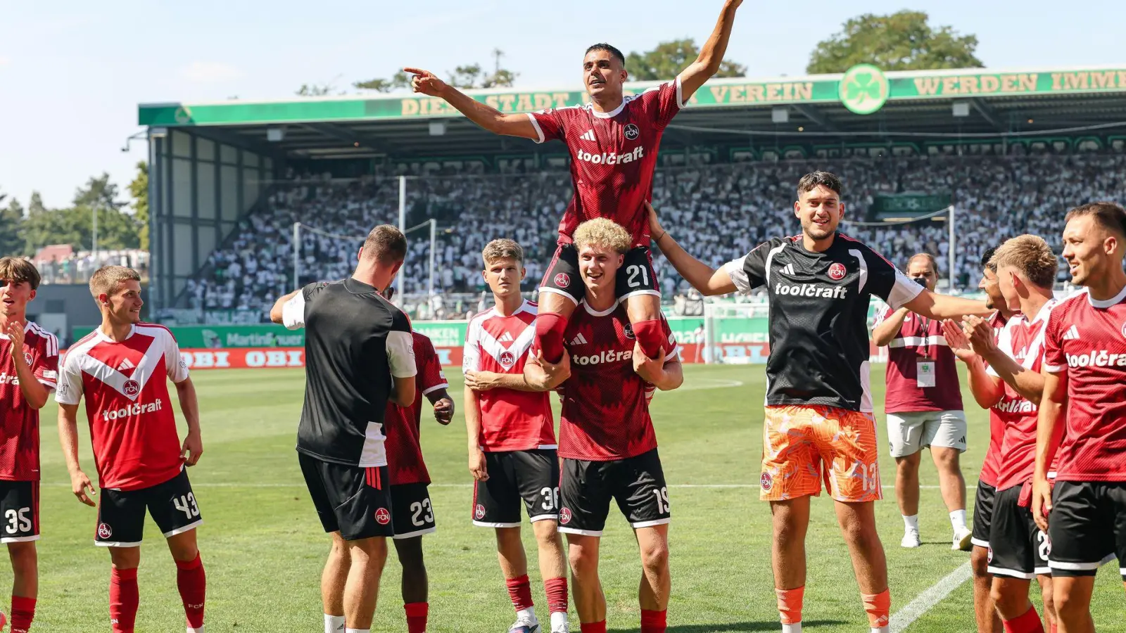 Nürnbergs Fußballer lassen sich nach dem Derbysieg feiern. (Foto: Daniel Löb/dpa)
