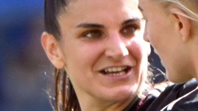 Bayern-Stürmerin Jovana Damnjanovic (li.) ist an der Wade verletzt (Archivbild) (Foto: Uli Deck/dpa)