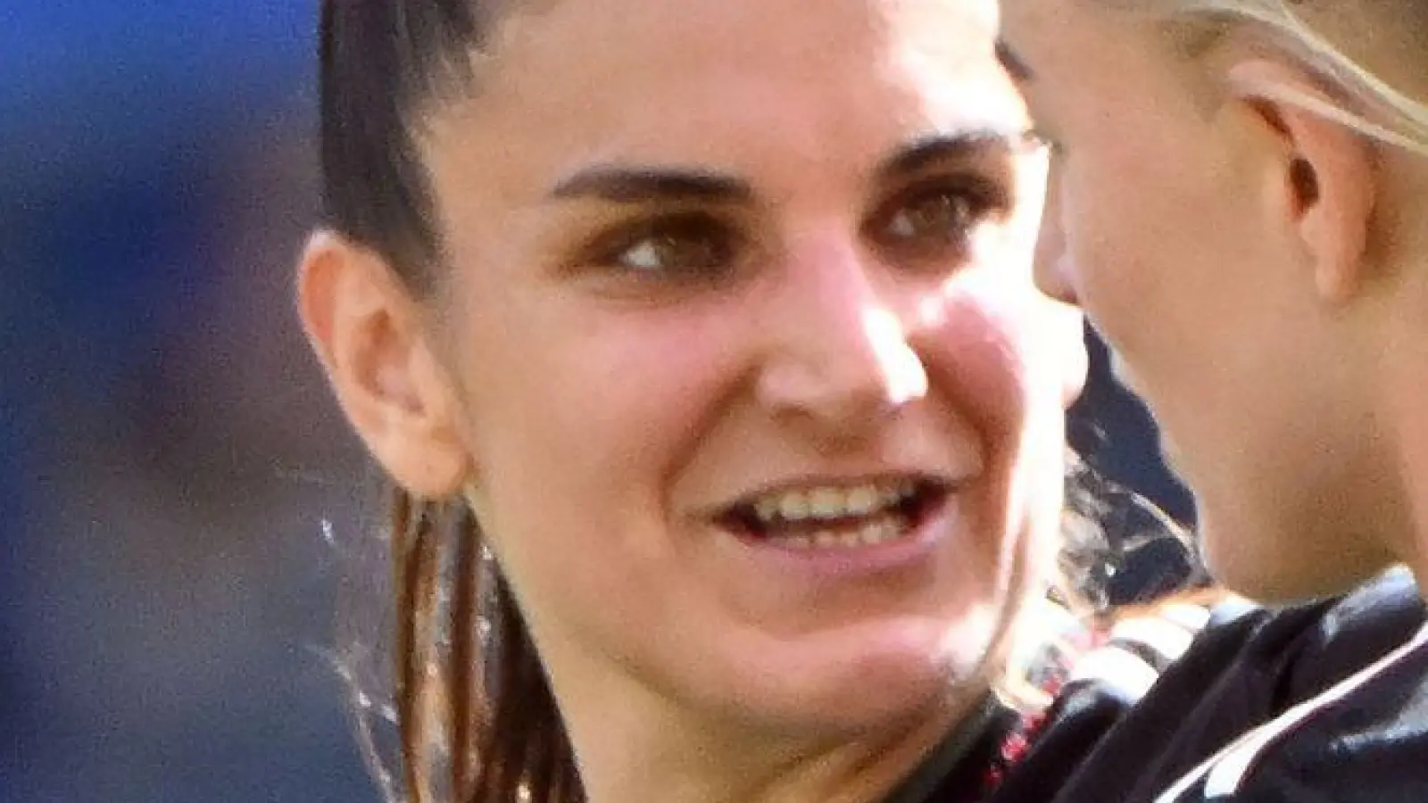 Bayern-Stürmerin Jovana Damnjanovic (li.) ist an der Wade verletzt (Archivbild) (Foto: Uli Deck/dpa)