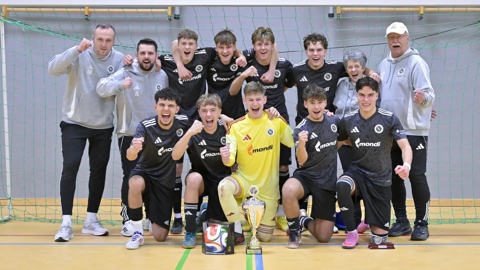 Turniersieger SpVgg Ansbach U19, oben von links: Arthur Reim (Co-Trainer), Jonas Langer (Trainer), Fabio Mehringer, Moritz Brehm, Lukas Wiedenhöfer, Dennis Stauber, Marianne Knetsch (Betreuerin), Karl-Heinz Knetsch (Co-Trainer). Unten von links: Erion Asllani, Fabian Filbig, Zakhar Khyzhniak, Finn Wörner, Leon Stauber. (Foto: Martin Rügner)