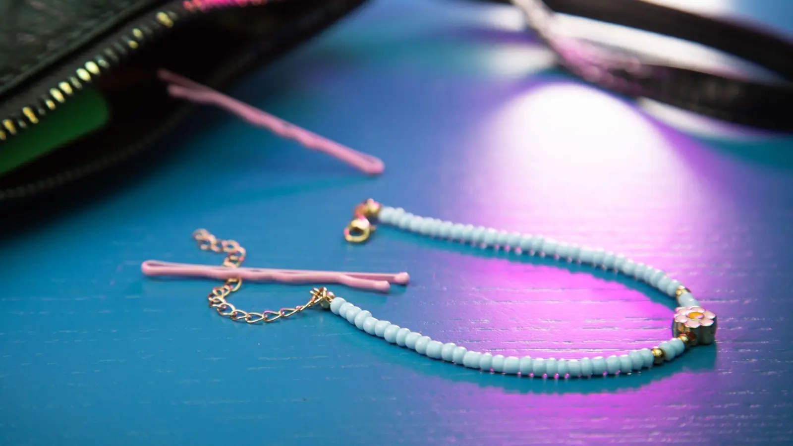 Ein Armband allein anzulegen, ist gar nicht so einfach - kann eine Haarnadel helfen? (Foto: Christin Klose/dpa-tmn)