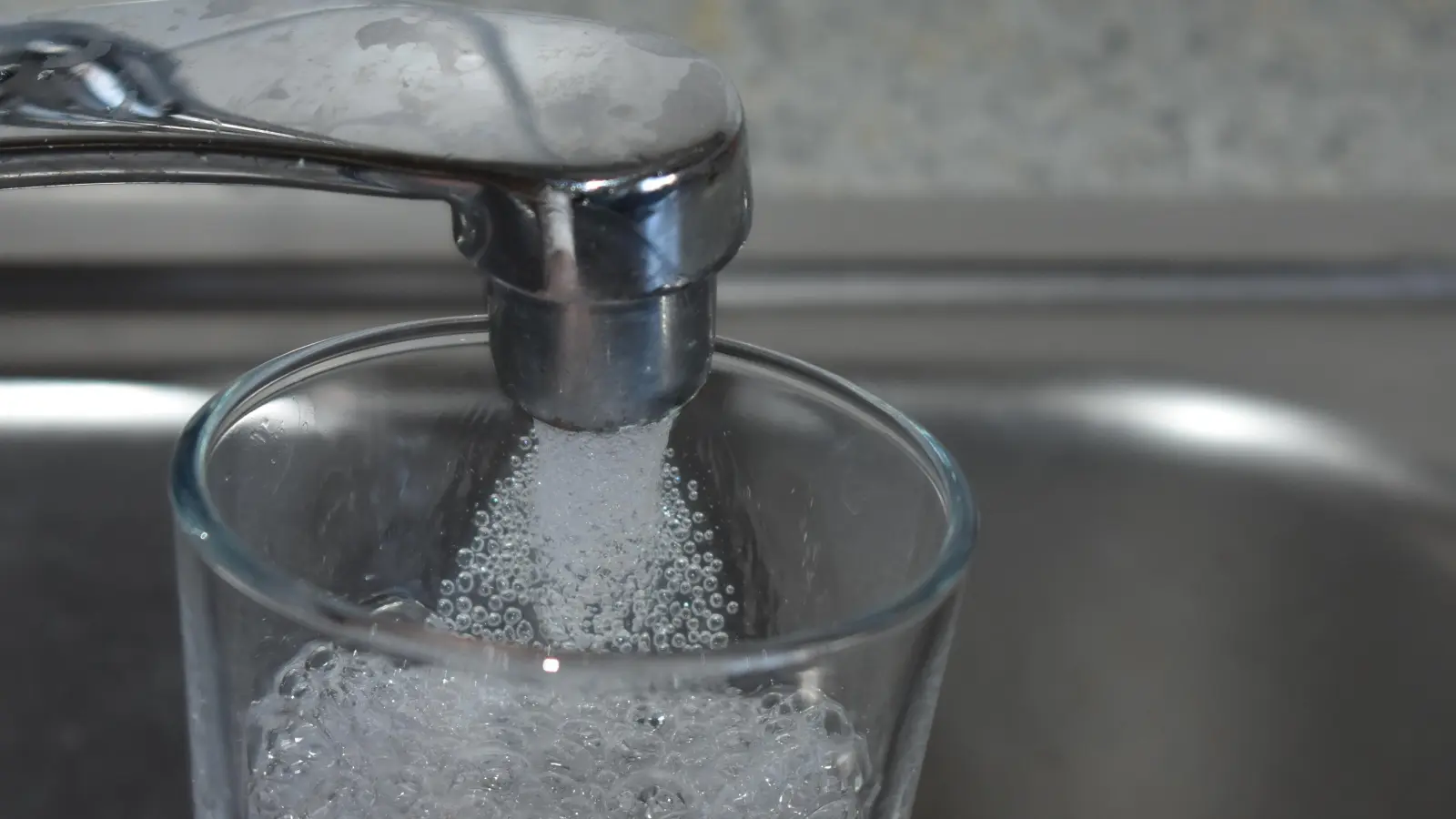 Die Gemeinde Bruckberg muss mehr Geld fürs Wasser verlangen. Derzeit fehlen in der Gebührenkalkulation etwas mehr als 100.000 Euro, die gedeckt werden müssen. (Foto: Ute Niephaus)