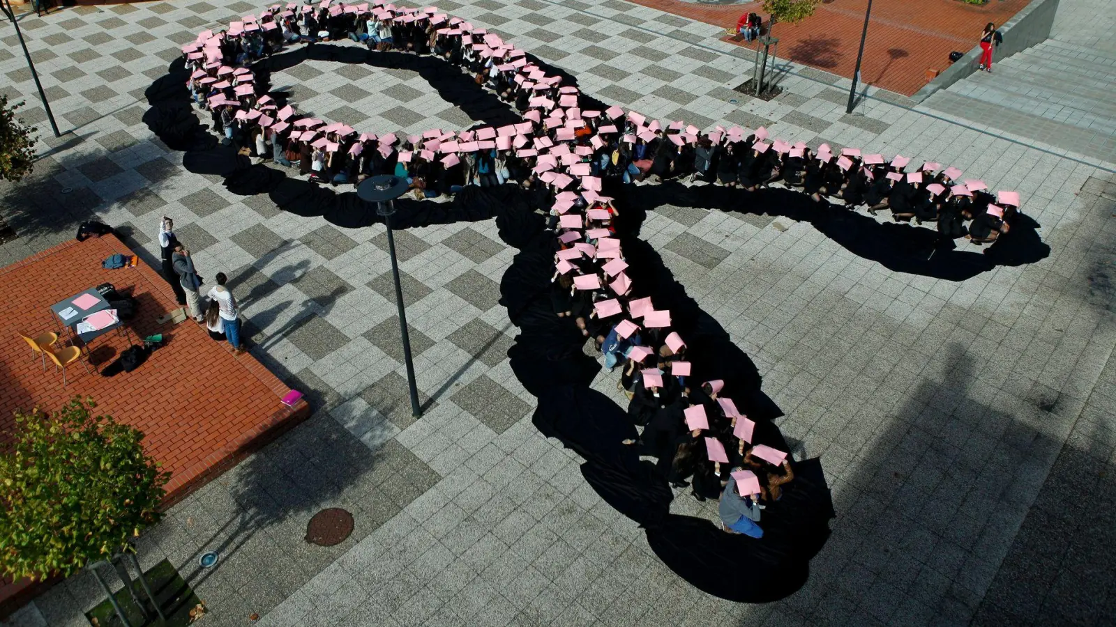 Die rosa Schleife ist ein internationales Symbol, dass Bewusstsein für Brustkrebs schaffen will. Eine von acht Frauen ist im Laufe ihres Lebens davon betroffen.  (Foto: Miguel A. Lopes/dpa)