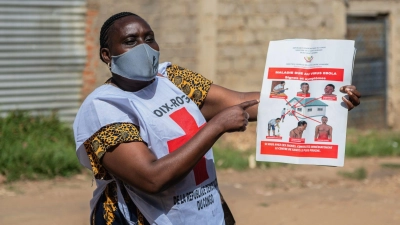 Helfer des Roten Kreuzes betreiben Aufklärung über Ebola - aber zahlreiche Menschen in der betroffenen Region halten die Krankheit für einen Mythos. (Foto: Moses Sawasawa/AP/dpa)
