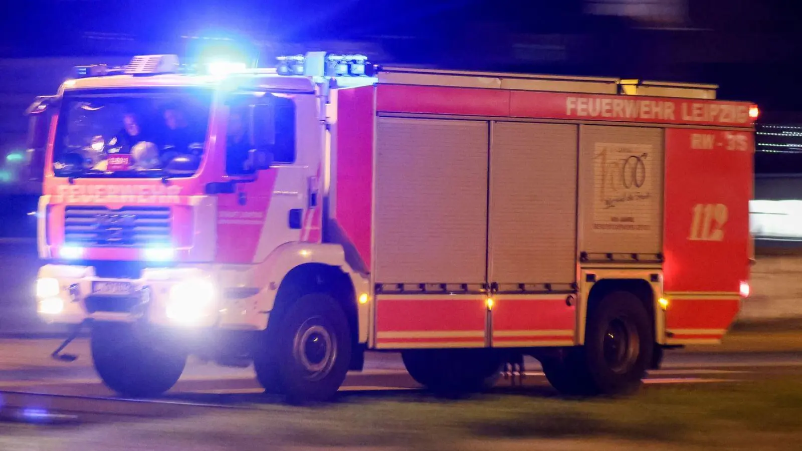 Die Feuerwehr löschte die brennende Garage und verhinderte ein Übergreifen der Flammen auf das Wohnhaus. (Symbolbild) (Foto: Jan Woitas/dpa)