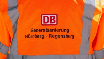 Länger, aber voraussichtlich günstiger: die Sperrung und Sanierung der Bahnstrecke Nürnberg-Regensburg. (Archivbild) (Foto: Armin Weigel/dpa)