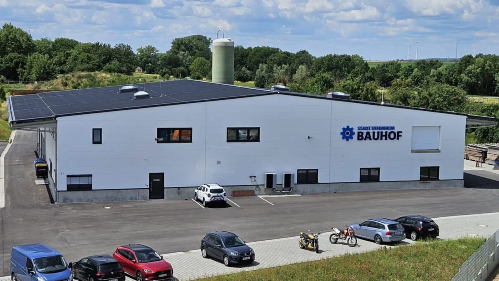 Der Umzug ist vollendet, der neue Uffenheimer Bauhof bereits in Betrieb. Am Samstag haben Bürgerinnen und Bürger dann die Möglichkeit, alle Abteilungen und das Gebäude kennenzulernen. (Foto: Thomas Siebert)