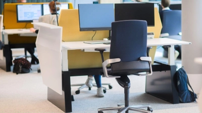 Auch wenn die Krankschreibung die Arbeitspflicht aufhebt, ist es nicht verboten, dass Beschäftigte trotzdem zur Arbeit gehen. (Foto: Philip Dulian/dpa/dpa-tmn)
