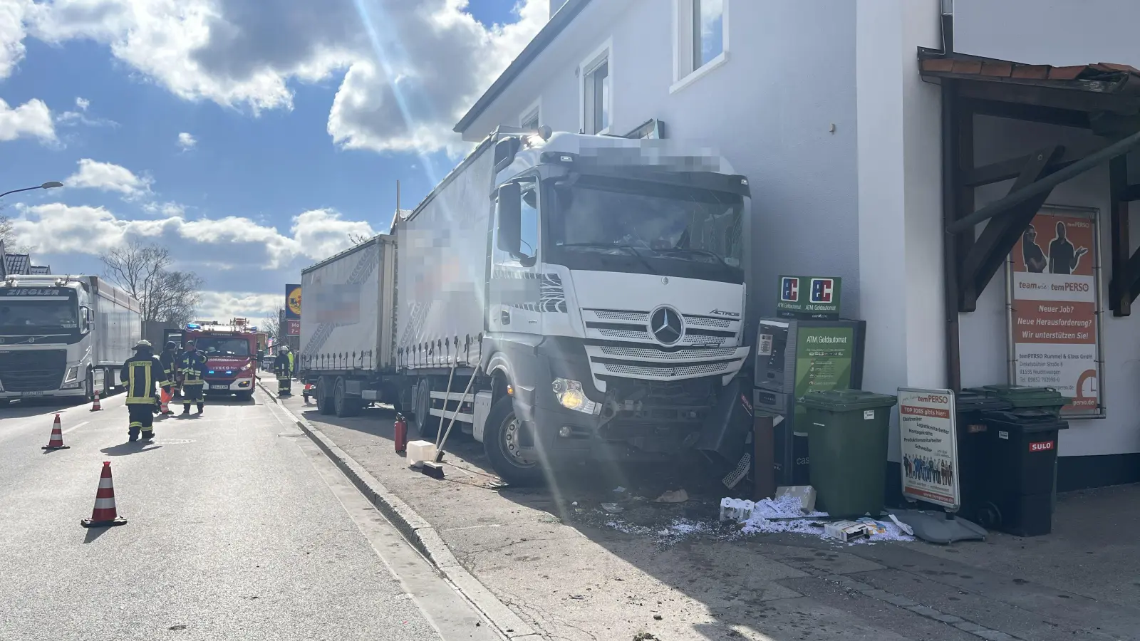 Mehrere Mülltonnen und ein Geldautomat wurden beschädigt.  (Foto: Ann-Kathrin Wanger)