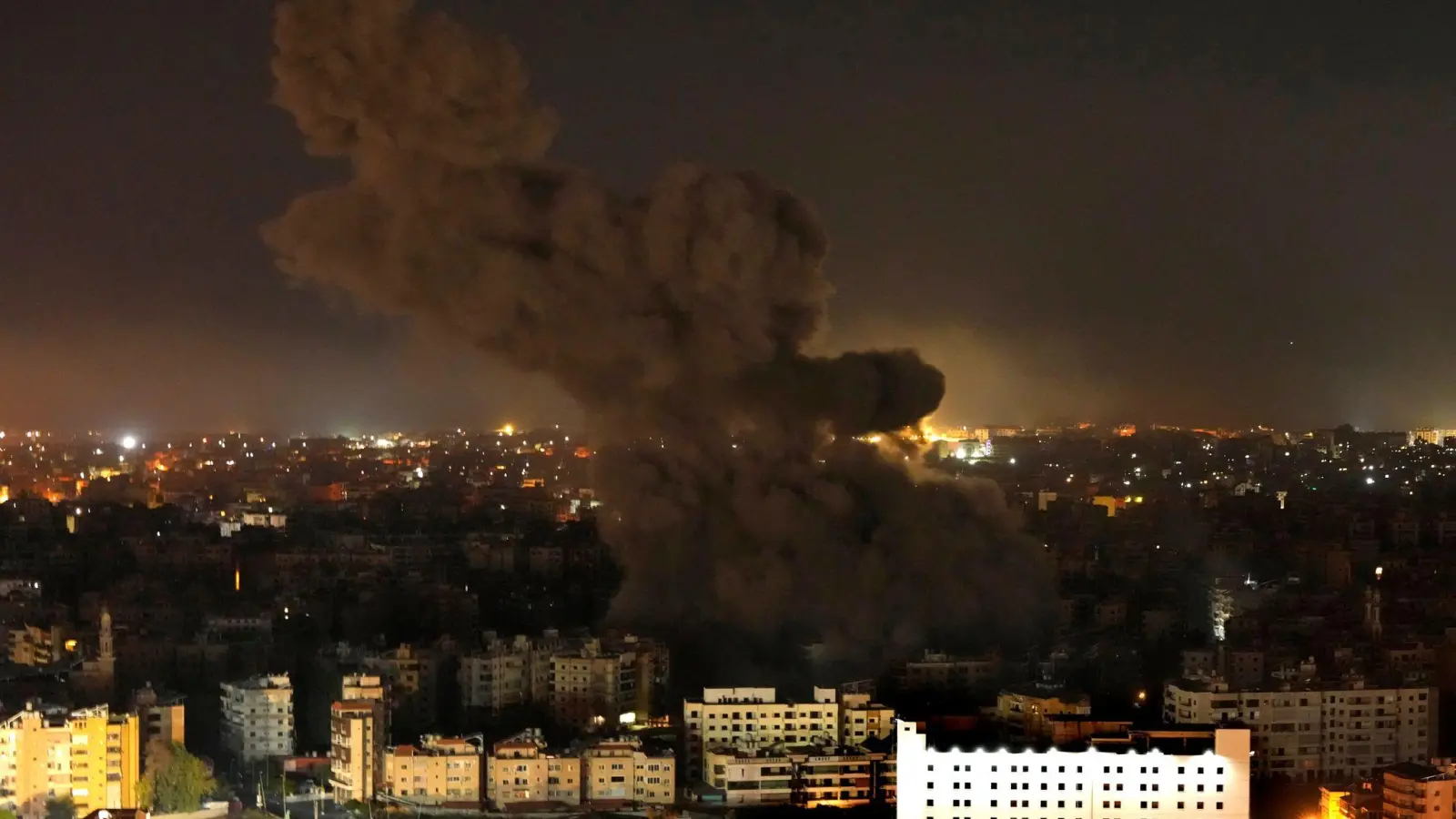 Rauch steigt nach einem israelischen Luftangriff in einem Vorort Beiruts auf. (Foto: Hassan Ammar/AP)