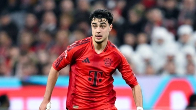 Aleksandar Pavlovic stoppt in wichtigen Fußball-Wochen für den FC Bayern und die Nationalmannschaft ein hartnäckiger Infekt.  (Foto: Sven Hoppe/dpa)