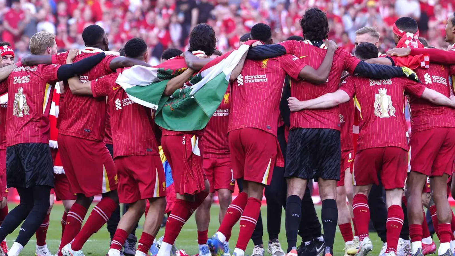 Nach dem Abpfiff wurde in Anfield ausgelassen gefeiert. (Foto: Peter Byrne/PA Wire/dpa)