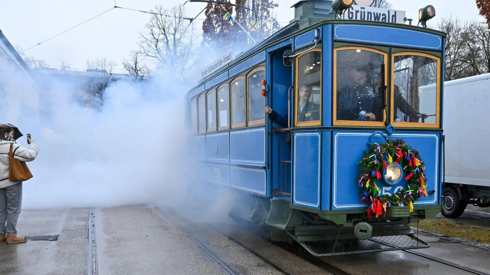 Seit eineinhalb Jahrhunderten rollt die Tram durch München.  (Foto: Peter Kneffel/dpa)