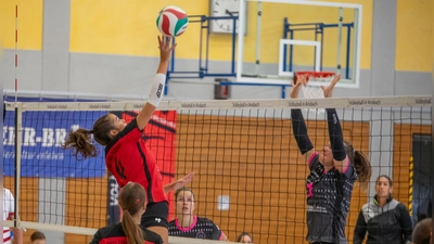 Ansbach im Angriff: Am Ball Norina Weiß, beobachtet von Magdalena Hofmann. (Foto: Markus Zahn)