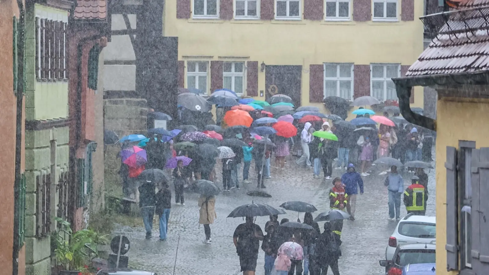 Am Kinderzech-Dienstag schüttet es aus Kübeln. Wegen des abgesagten Umzugs warten die Dinkelsbühler Schülerinnen und Schüler vor dem Zeughaus. (Foto: Martina Haas)
