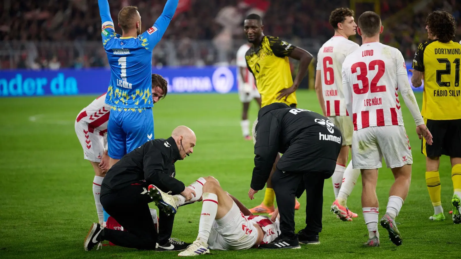 Kölns Timo Hübers wird auf dem Feld behandelt. (Foto: Bernd Thissen/dpa)