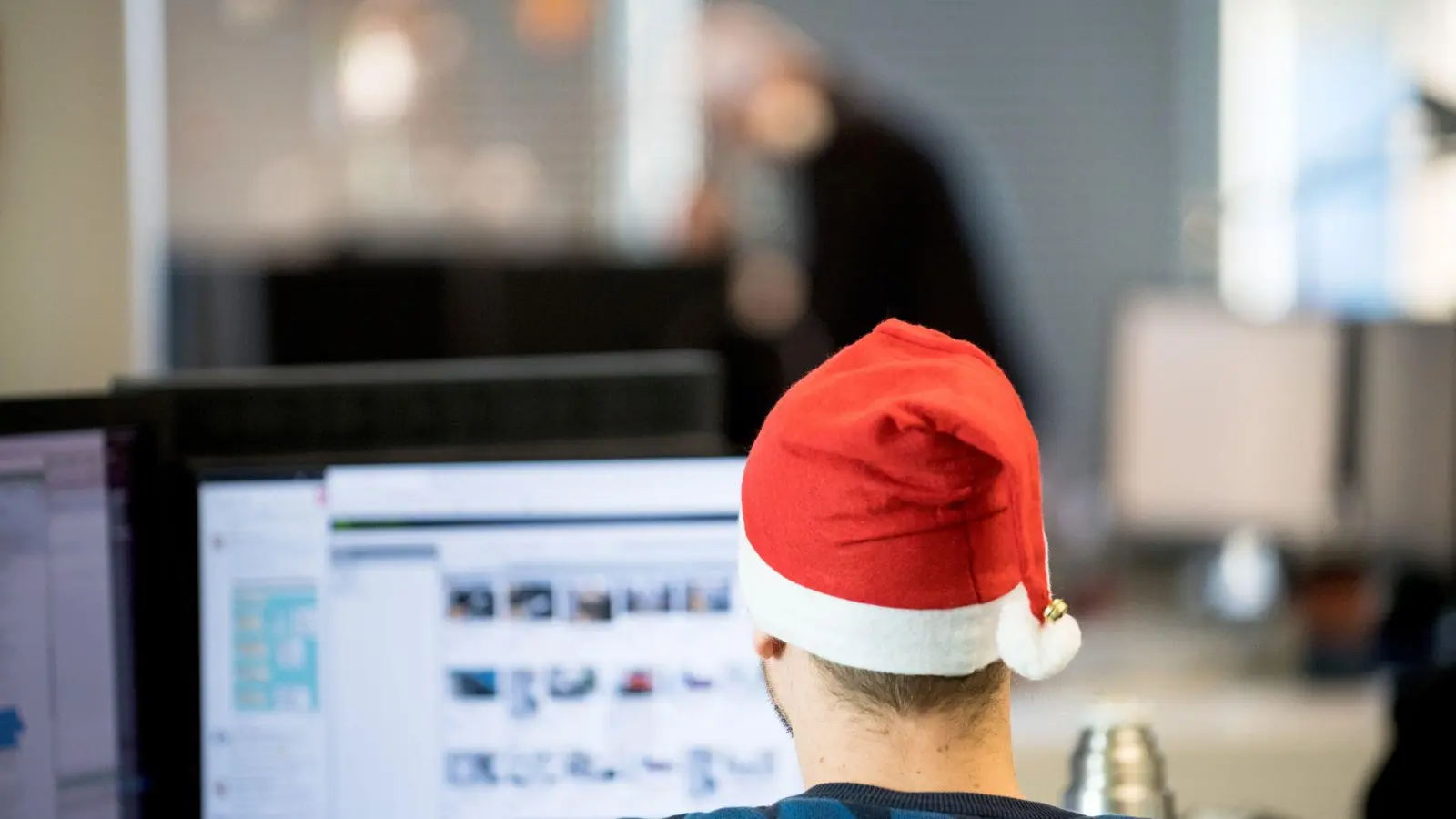 Ob es Weihnachtsgeld gibt oder nicht, kann im Tarif- oder Arbeitsvertrag festgehalten sein. (Foto: Zacharie Scheurer/dpa-tmn)