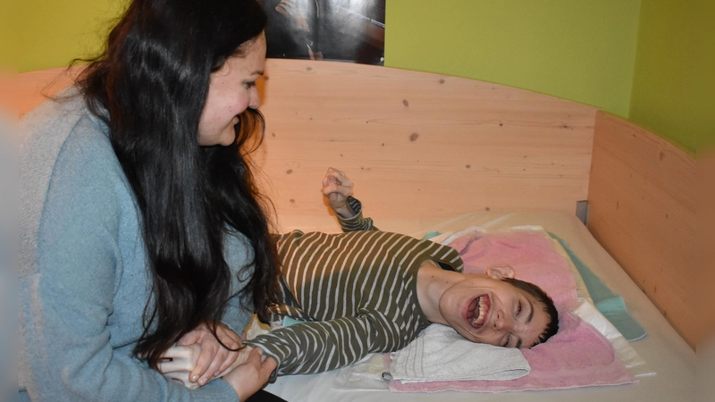 Jasmin Bien kümmert sich mit ihrer Mutter und den anderen Familienmitgliedern um die Pflege ihres schwerstbehinderten Bruders Florian. (Foto: Ute Niephaus)