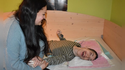 Jasmin Bien kümmert sich mit ihrer Mutter und den anderen Familienmitgliedern um die Pflege ihres schwerstbehinderten Bruders Florian. (Foto: Ute Niephaus)