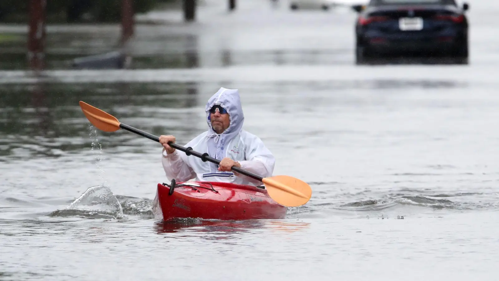 Ein Sturm an der US-Ostküste überflutet Straßen in Küstenorten.  (Foto: Noah K. Murray/AP/dpa)