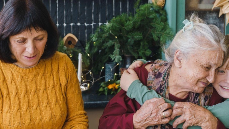 Auch wenn die Familie gerade so schön beieinander ist: An Weihnachten sollte man nicht über das schwierige Pflege-Thema der Oma reden. Man kann aber einen späteren Termin dafür vereinbaren. (Foto: Viola Bulatova/Westend61/dpa-tmn)