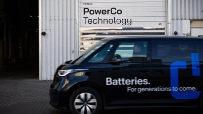  In Salzgitter ist im ersten Werk der Batterietochter PowerCo offiziell die Produktion angelaufen. (Foto: Moritz Frankenberg/dpa)