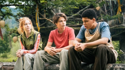 Für die Freunde Carag (Emile Chérif), Holly (Lilli Falk) und Brandon (Johan von Ehrlich) beginnt ein neues Schuljahr an der Clearwater High. Szene des Films „Woodwalkers 2“. (Foto: Marc Reimann/Studiocanal GmbH/dpa)