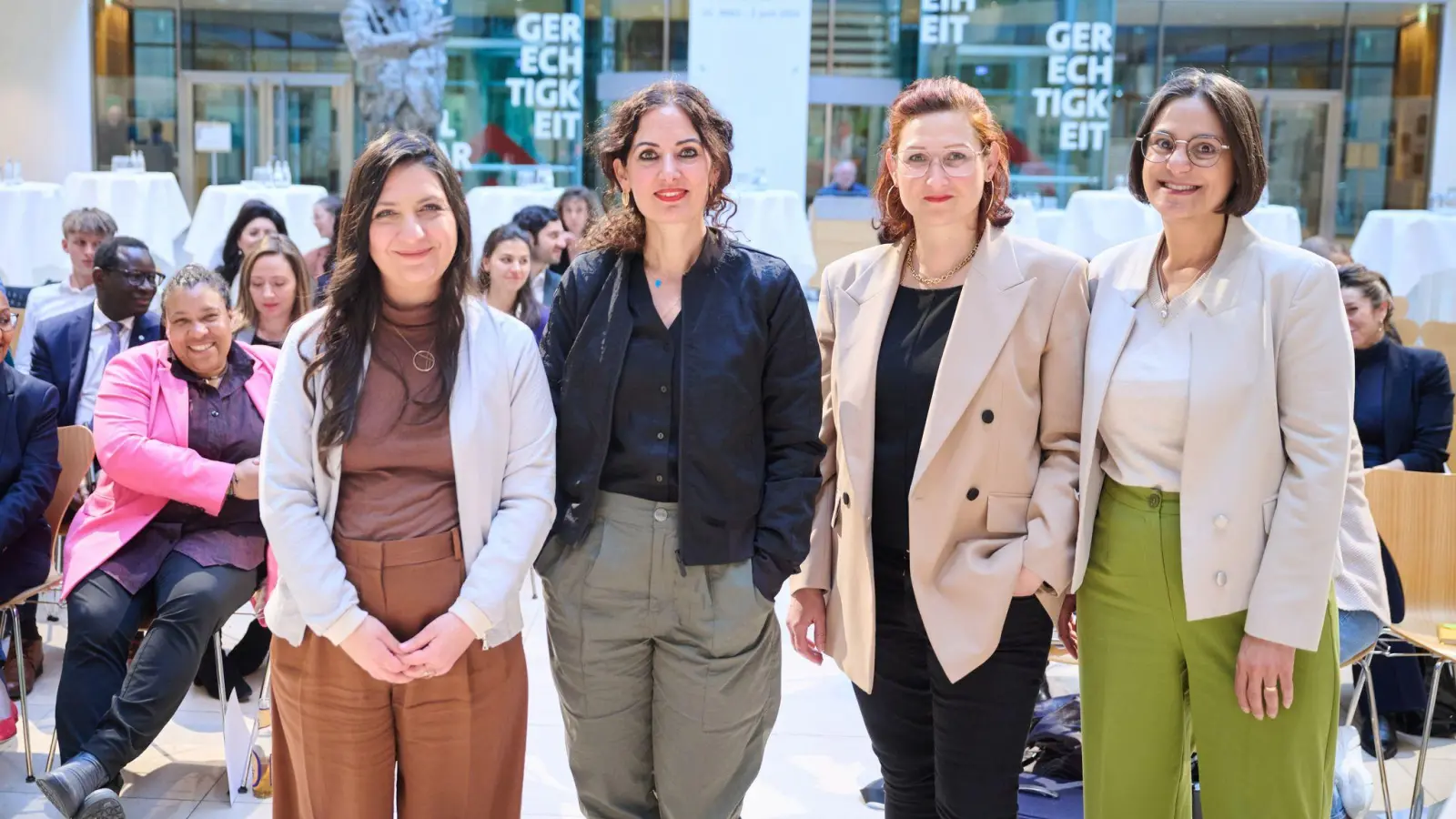 Nach einer Recherche des Mediendienstes Integration haben rund 11,6 Prozent der Abgeordneten des neuen Bundestags einen Migrationshintergrund. (Archivbild) (Foto: Annette Riedl/dpa)