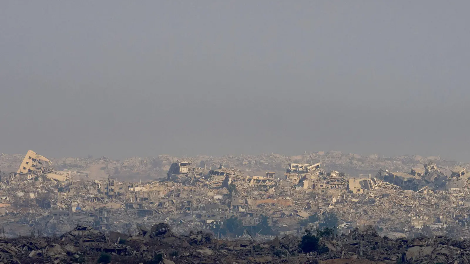 Zerstörung, Trümmer und Elend prägen rund 22 Monate nach Beginn des verheerenden Gaza-Kriegs das Bild in dem Küstenstreifen. (Archivbild) (Foto: Ohad Zwigenberg/AP/dpa)