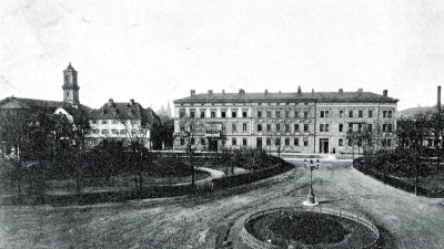 Den heutigen Bahnhofsplatz begrünten schon vor rund 100 Jahren etliche Bäume. Doch in der Parallelstraße rund um den Bayerischen Hof (vorne links, nicht zu erkennen) regte sich Widerstand. (Repro: Alexander Biernoth)